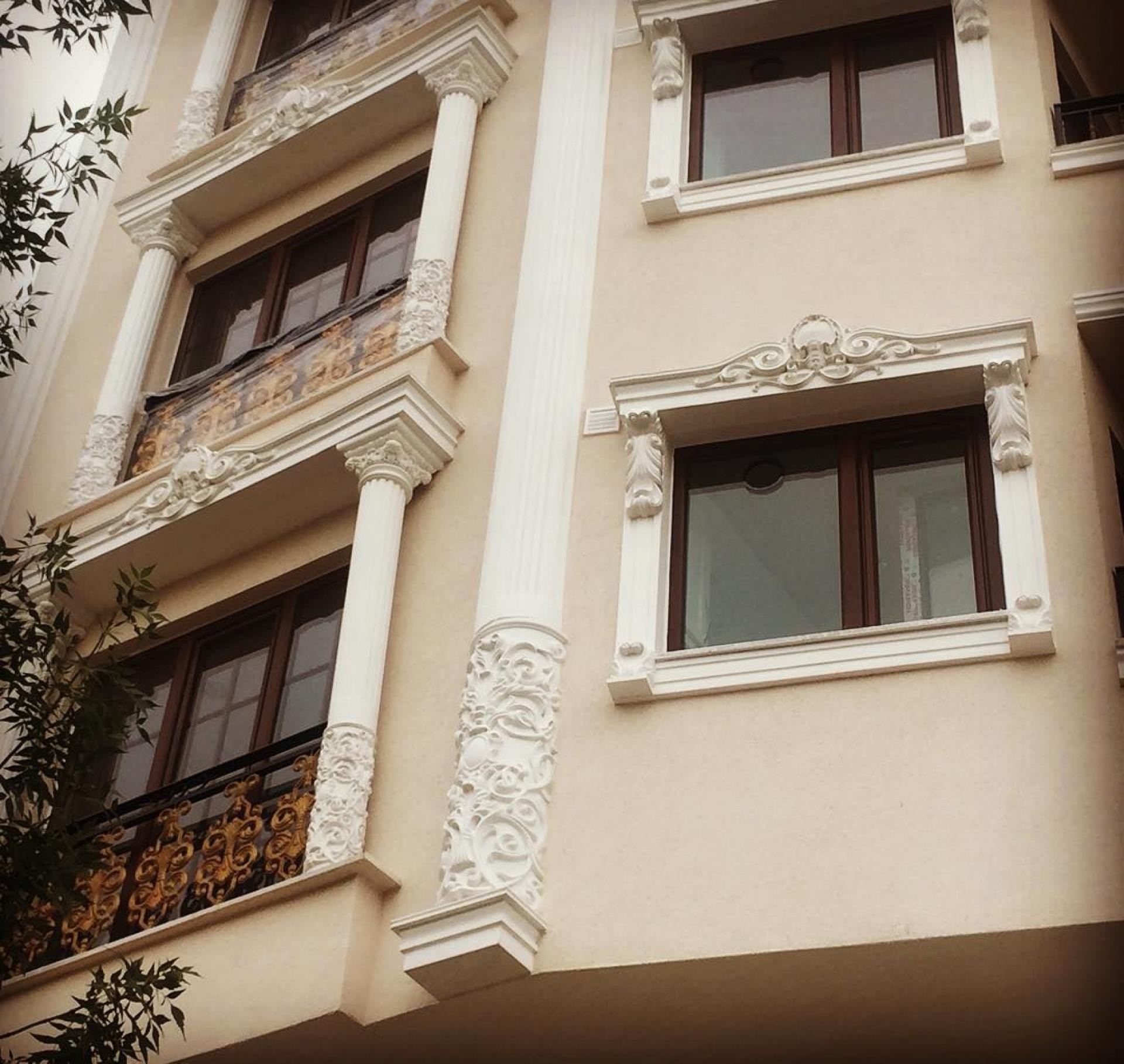 Klasik otel dış cephesinde poliüretan sütun kaplamaları, oymalı pencere taçları ve dekoratif söve modelleri.