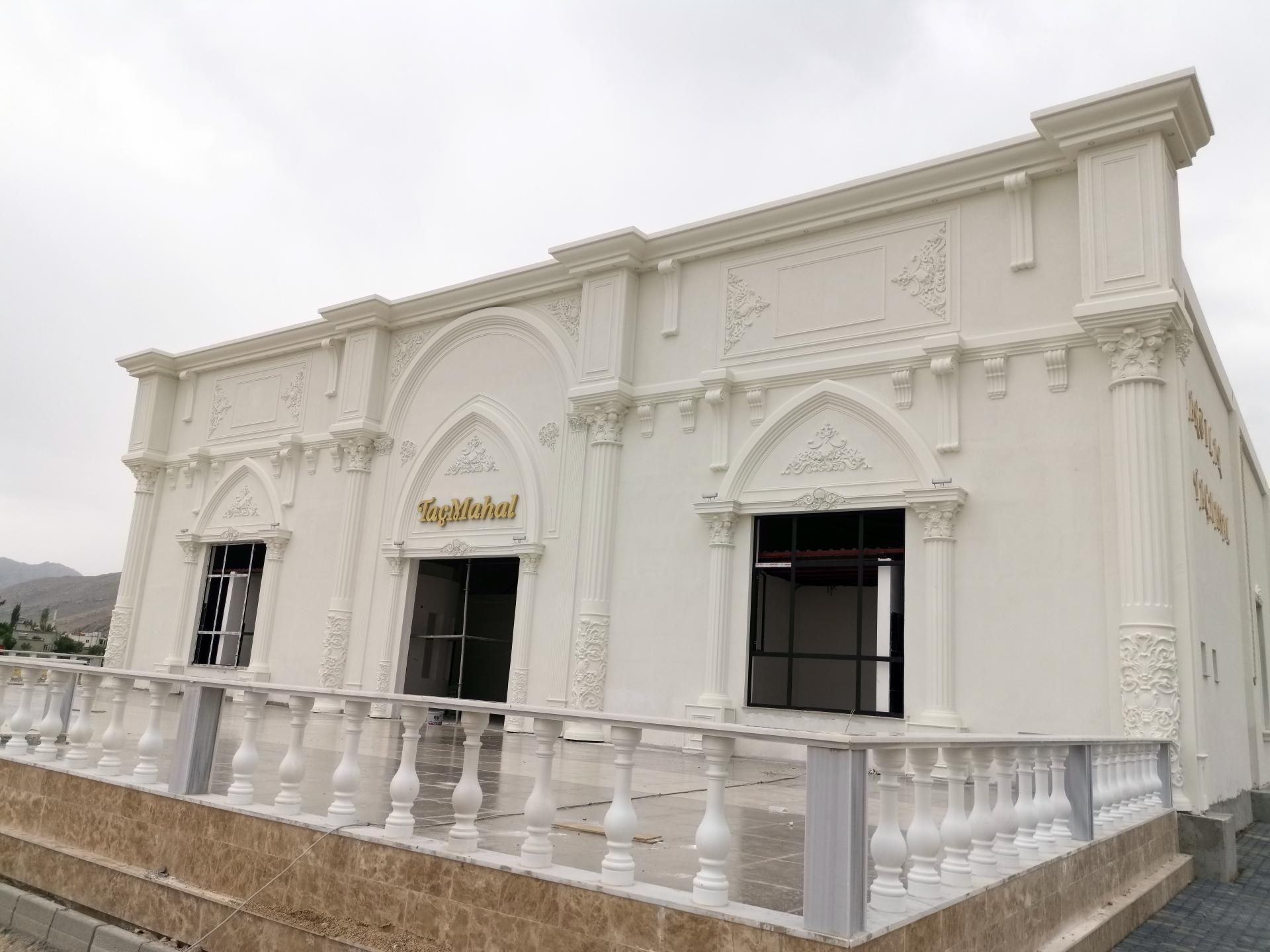 Kahramanmaraş düğün salonu cephesinde kullanılan beyaz poliüretan söve, pilaster sütun ve kemer kaplama modeli.