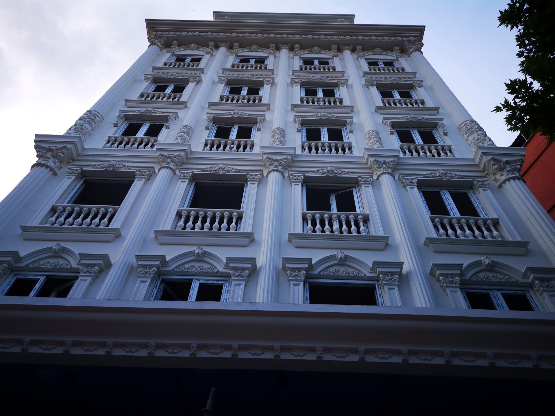 Otel dış cephesinde beyaz renkli poliüretan söve, pilaster sütun ve kemerli pencere süsleme uygulaması.