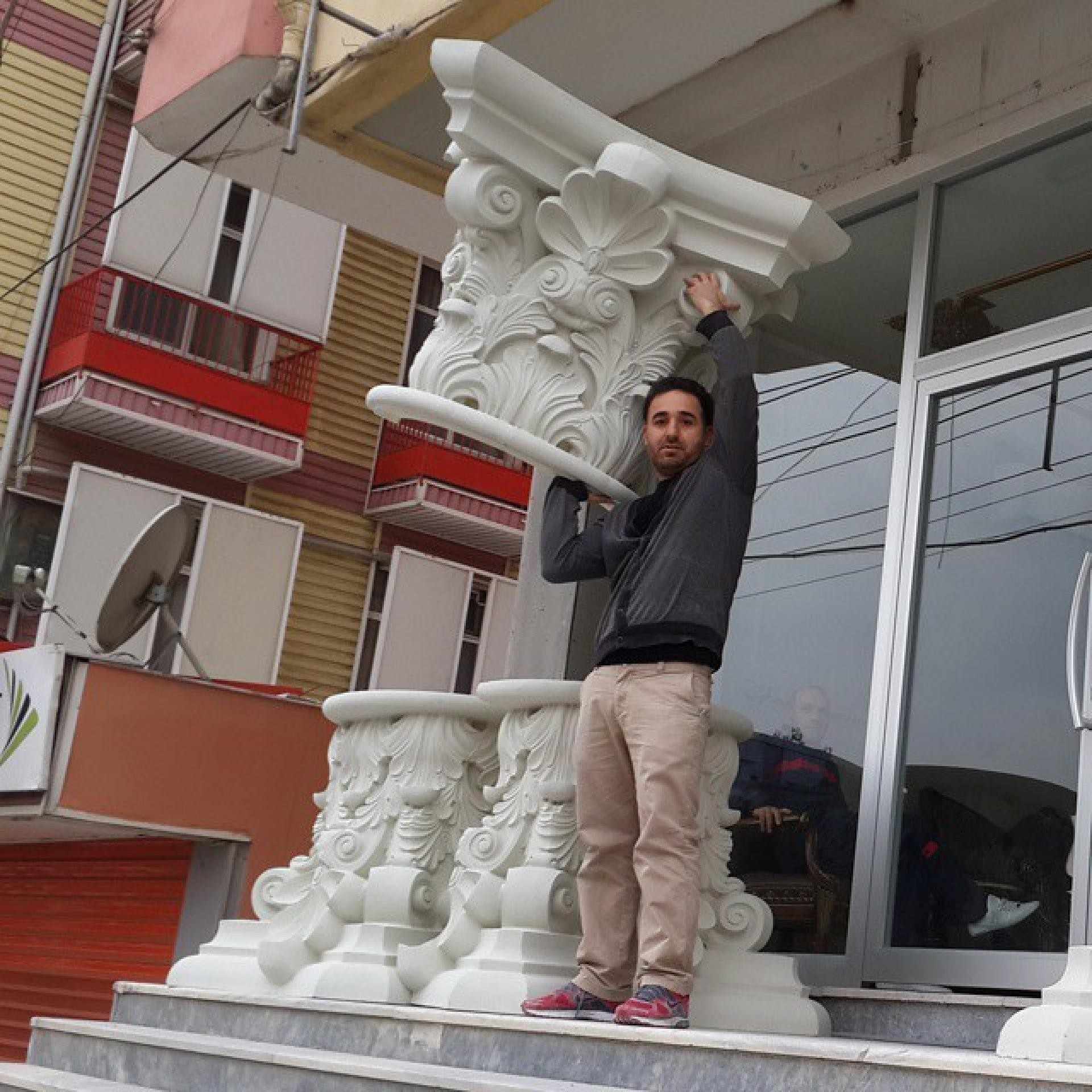 Poliüretan P5280 Korint sütun başlığını ve kaidesini taşıyan uygulayıcı ve dış cephe dekorasyon modelleri.