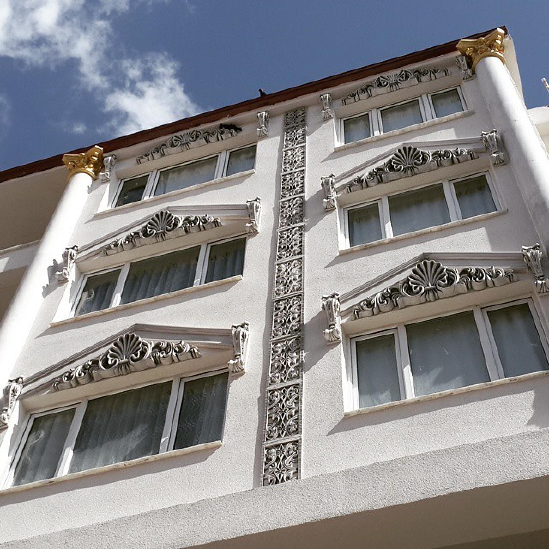 Otel dış cephesinde poliüretan taç, dekoratif panel ve payanda kaplama uygulaması