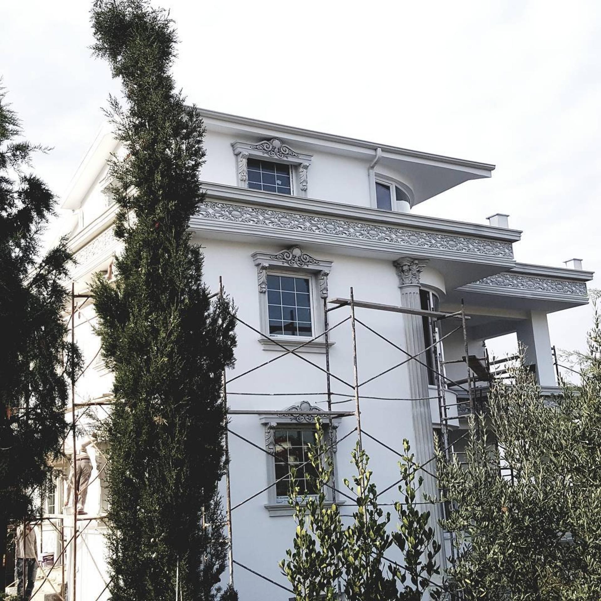 Poliüretan dış cephe söve, sütun kaplama ve motifli taç uygulaması yapılan üç katlı beyaz villa inşaatı.