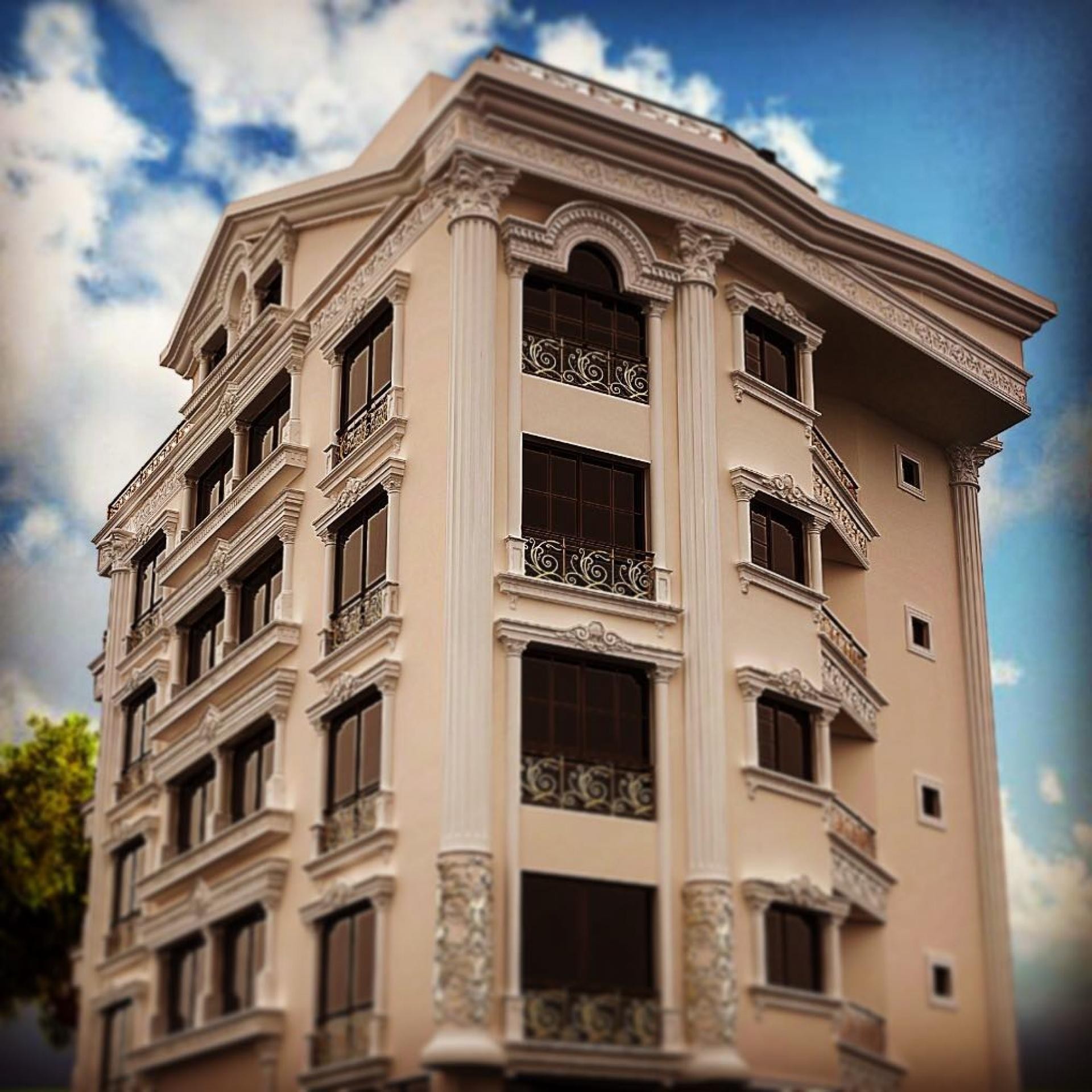 Otel bina dış cephesinde uygulanan poliüretan söve, pencere tacı ve dekoratif sütun kaplama modelleri