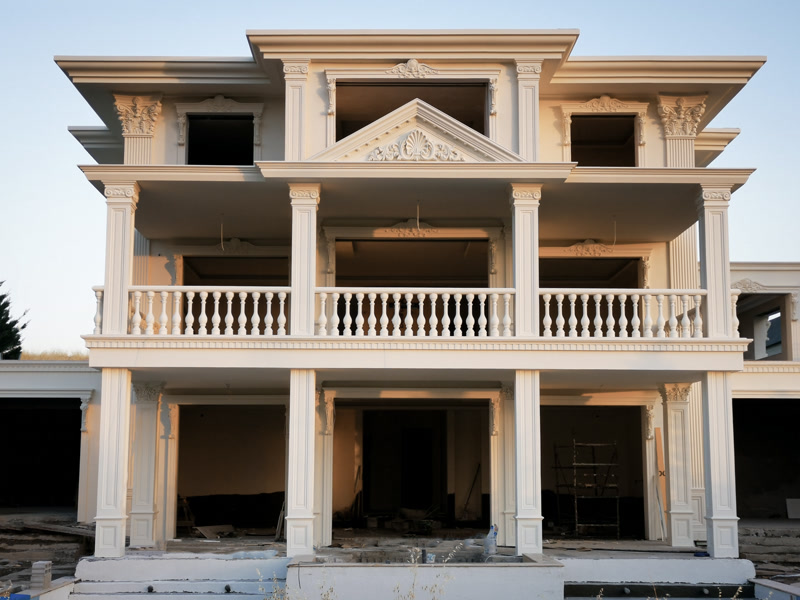 Poliüretan dış cephe söve ve pilaster sütun kaplamaları ile dekore edilmiş üç katlı klasik villa inşaatı.