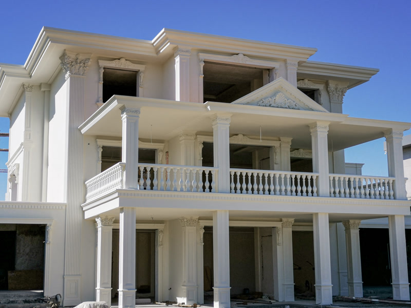 Poliüretan söve, pilaster sütun ve taç modelleriyle kaplanmış iki katlı beyaz villa dış cephe tasarımı.