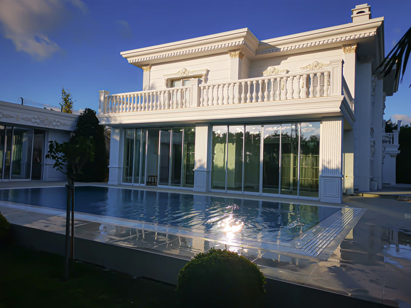Poliüretan pilaster sütun, balustrad korkuluk ve söve kaplamalı beyaz villa dış cephe tasarımı.