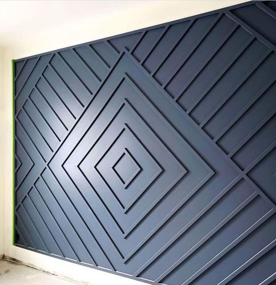 Lacivert boyalı geometrik desenli poliüretan duvar çıtası P851350 ile oluşturulmuş modern iç mekan vurgu duvarı tasarımı.