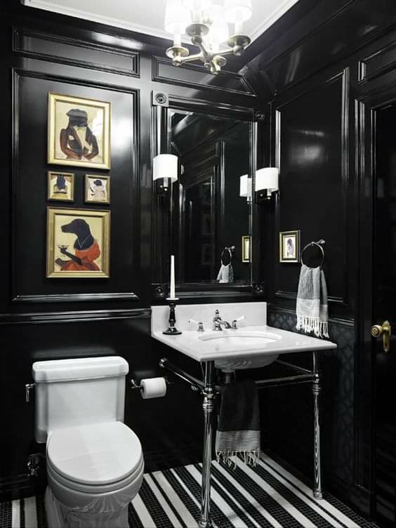 Siyah parlak boyalı banyo duvarında P85008 model poliüretan çıta kaplama ve çerçeve uygulaması örneği.