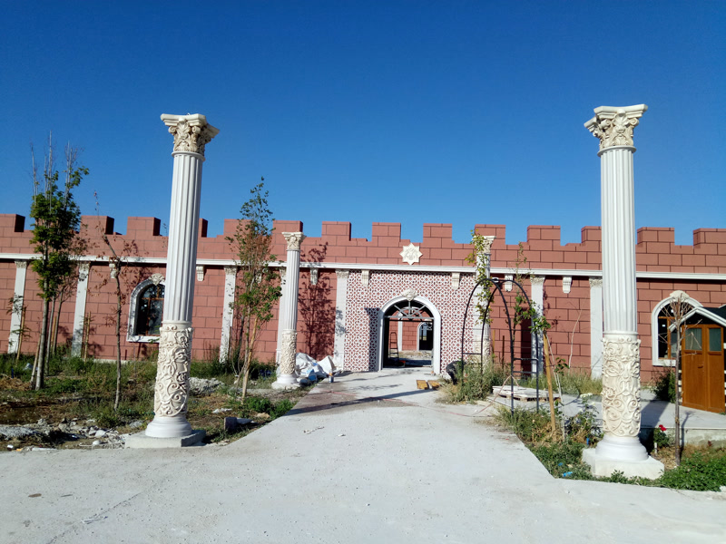 İş yeri dış cephesinde poliüretan sütun, yuvarlak kemer, söve ve pilaster kaplama modellerinin uygulaması.