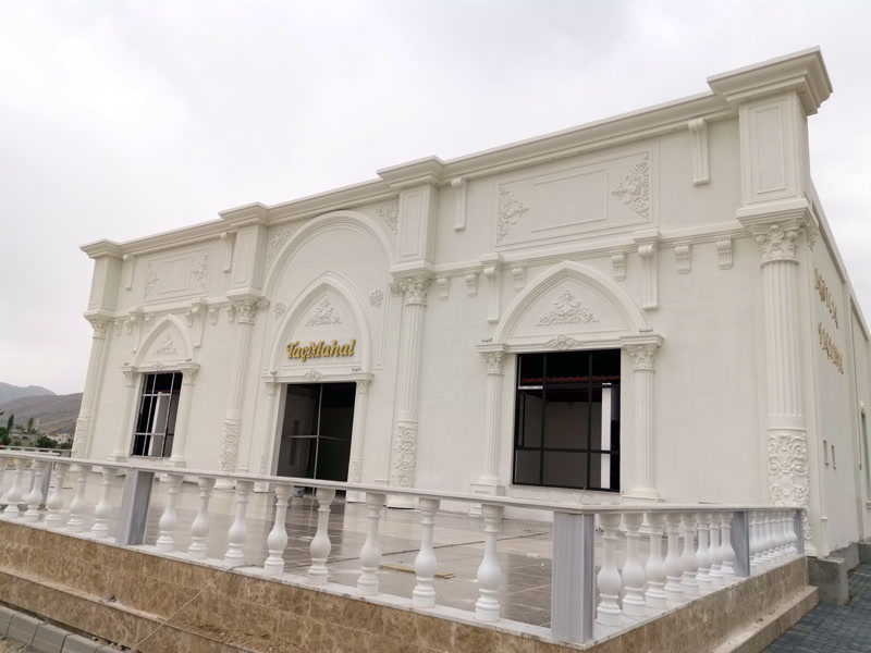 Kahramanmaraş düğün salonu cephesinde kullanılan beyaz poliüretan söve, pilaster sütun ve kemer kaplama modeli.