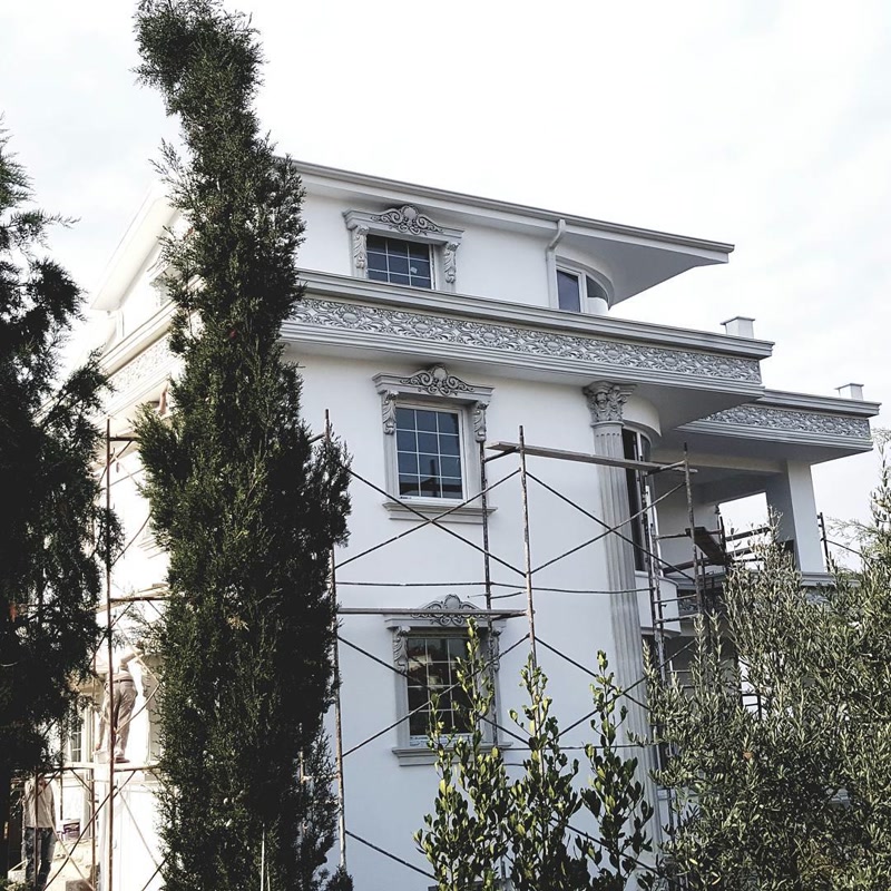 Poliüretan dış cephe söve, sütun kaplama ve motifli taç uygulaması yapılan üç katlı beyaz villa inşaatı.