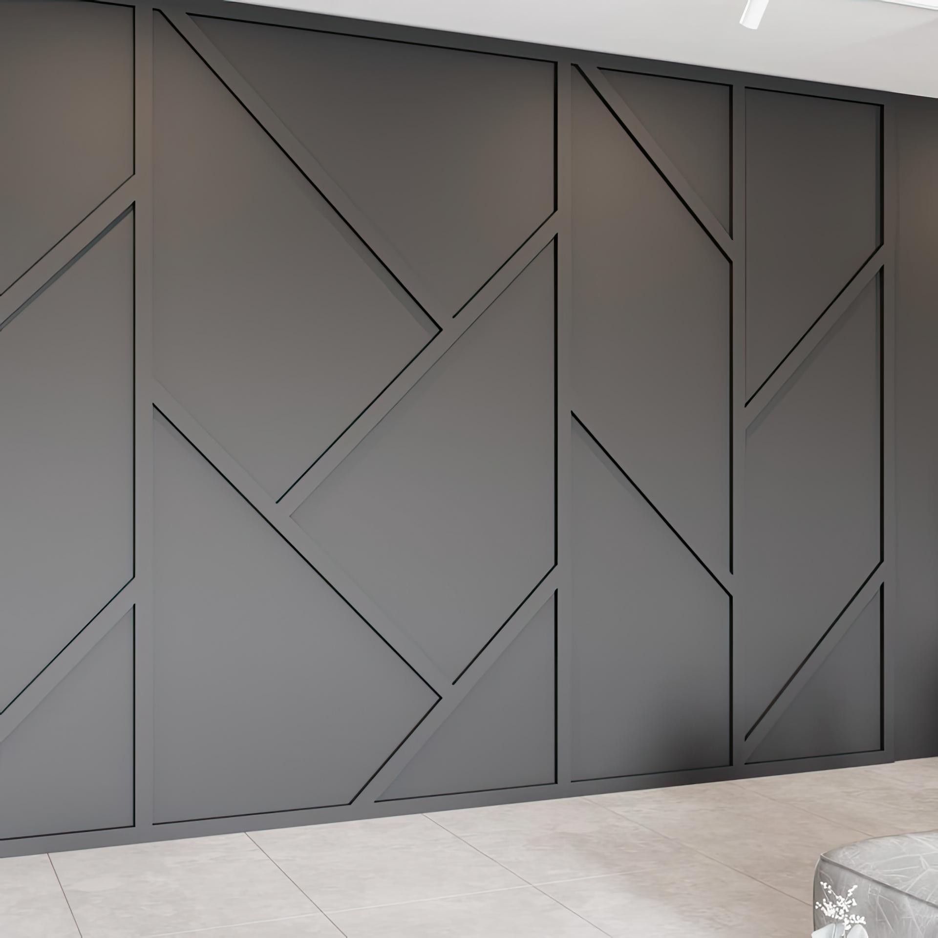 Koyu antrasit duvarda asimetrik geometrik poliüretan duvar çıtası uygulaması ve modern salon dekorasyonu.