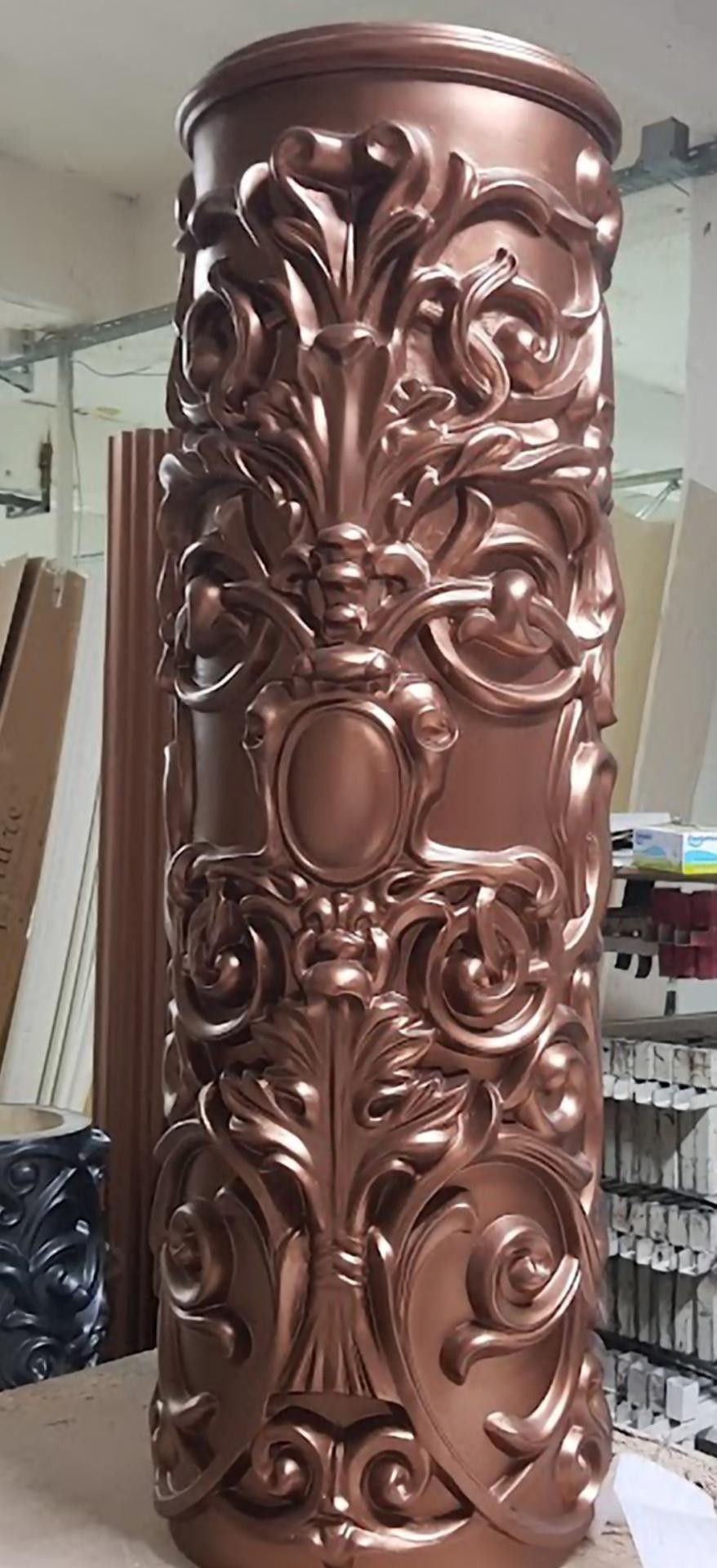 Metalik bronz renge boyanmış yüksek yoğunluklu poliüretan kabartmalı sütun kaplama modeli P5540 atölye görseli.