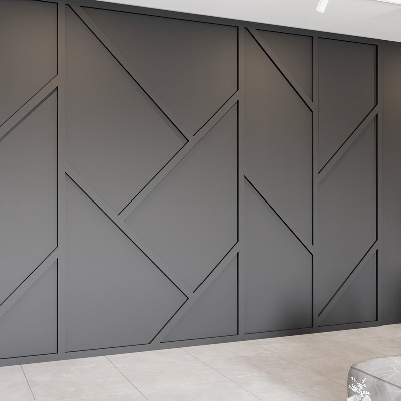 Koyu antrasit duvarda asimetrik geometrik poliüretan duvar çıtası uygulaması ve modern salon dekorasyonu.