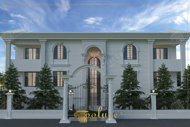 Geniş kemerli girişi, poliüretan yivli sütunları ve söveleri olan klasik beyaz iki katlı villa dış cephe tasarımı.