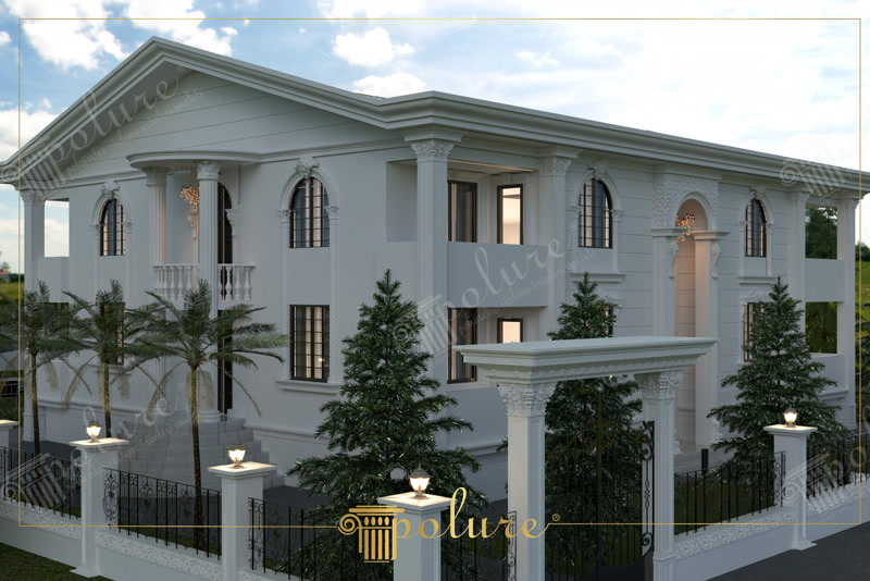 Poliüretan sütunlar, pencere söveleri ve kapı kemerleri ile dekore edilmiş beyaz iki katlı klasik villa dış cephesi.
