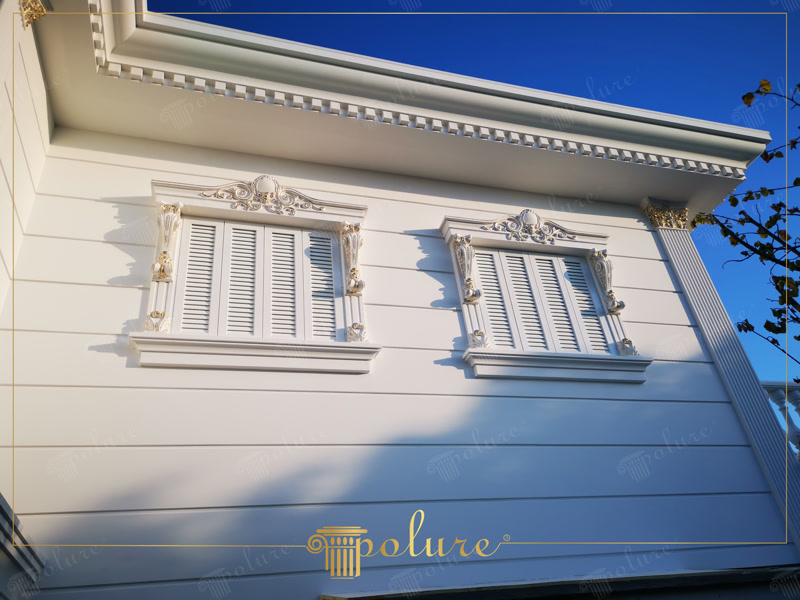 Klasik villa dış cephesinde poliüretan söve, taç, payanda ve panel kaplama ile yapılmış pencere süslemesi.