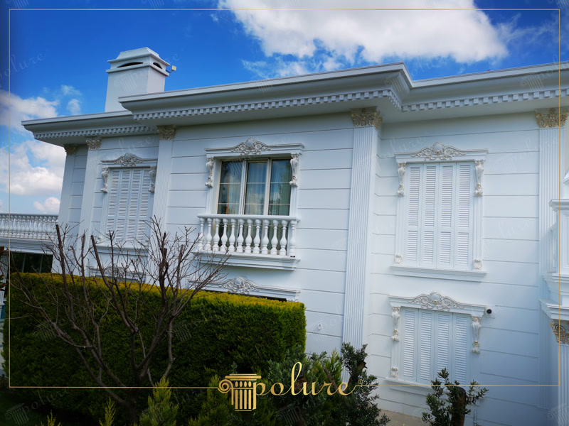 Klasik villa dış cephesinde beyaz renkli poliüretan pencere sövesi, pilaster sütun ve balustrad korkuluk uygulaması.