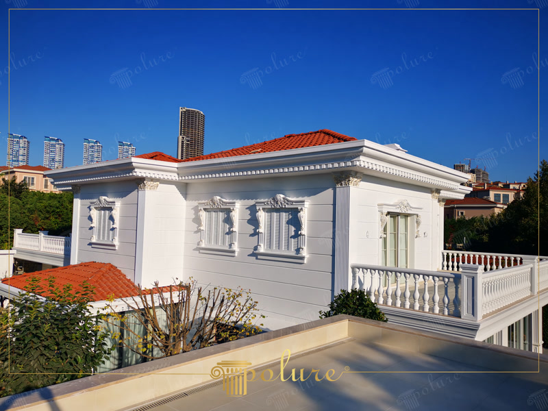 Poliüretan dış cephe söve, pilaster sütun, taç ve balkon balustrad kaplamalı beyaz klasik villa tasarımı.