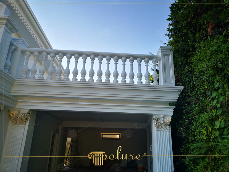 Poliüretan balkon korkuluğu, pilaster sütun ve dış cephe pencere söve uygulaması ile klasik villa dekorasyonu.