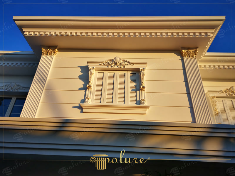 Klasik villa dış cephesinde poliüretan söve, pilaster sütun ve altın varak detaylı taç kaplama uygulaması.
