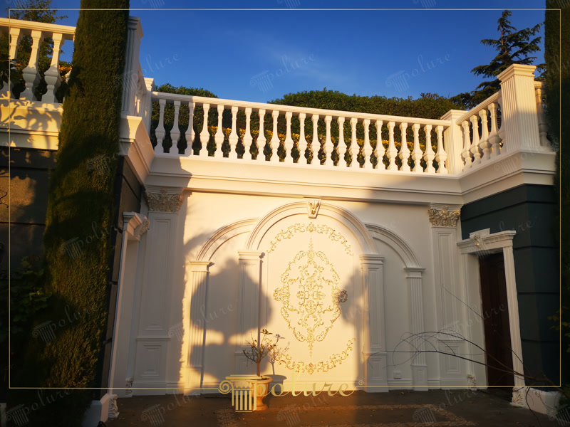 Poliüretan kavisli kemer sövesi, pilaster sütunlar ve bahçe duvarı üstü balustrad korkuluk uygulaması.