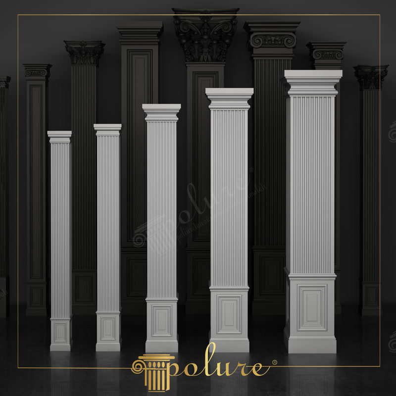 Siyah arka planda yan yana dizilmiş, beyaz renkli, yivli gövdeli ve panel kaideli beş farklı boyutta poliüretan pilaster sütun.