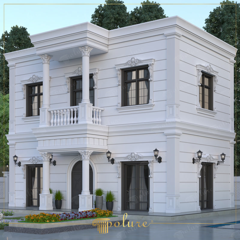 İki katlı beyaz neoklasik villanın dış cephesinde poliüretan sütunlar, pencerelerde süslemeli söveler ve balkon korkulukları.