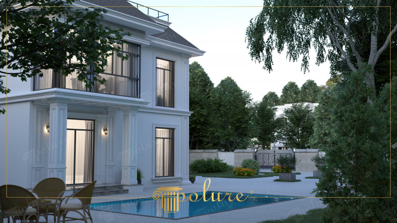 Havuz başında neoklasik tarzda dekore edilmiş beyaz bir villa cephesi, poliüretan pilaster sütunlar ve pencere söveleri.