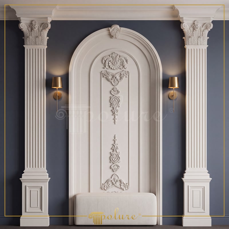 Koyu gri duvarda, ortada krem poliüretan kemerli niş, yivli pilaster sütunlar, kartonpiyer ve süslemelerle klasik iç mekan.