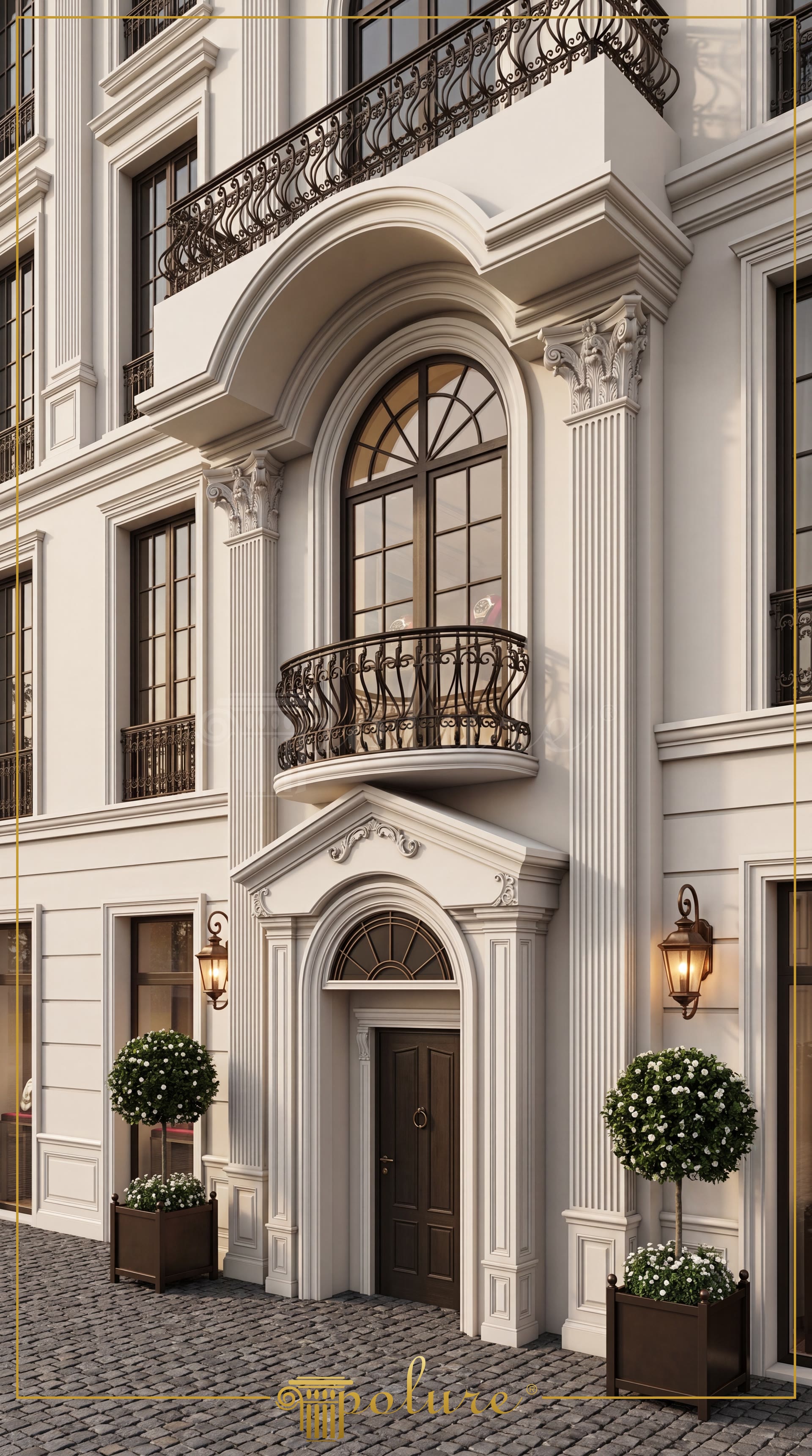 Poliüretan pilaster sütunlar ve yuvarlak kavisli kemerlerle süslenmiş neo-klasik tarzda bina dış cephesi ve giriş kapısı.