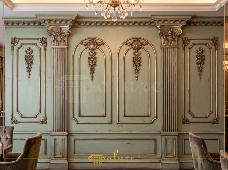 Yeşil duvar üzerine altın varaklı poliüretan pilaster sütunlar ve süslemeli duvar çıtası uygulaması.
