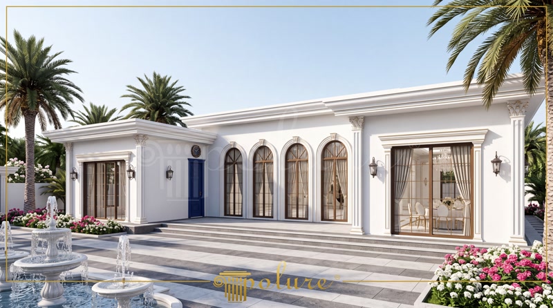 Tokat'ta beyaz klasik stil bir düğün salonunun dış cephesi, poliüretan söveler, kemerler ve pilaster sütunlarla süslenmiş. Ön planda fıskiyeli havuz, palm ağaçları ve rengarenk çiçekler.