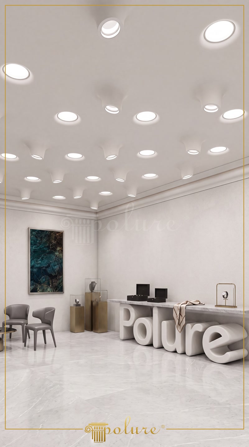 Poliüretan gömme armatür yuvaları ve tavan aydınlatma sistemleri ile dekore edilmiş modern ticari showroom mekanı.