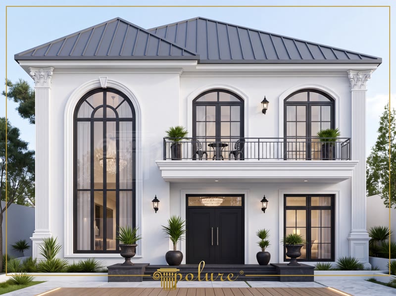 Poliüretan söve, pilaster sütun ve kavisli kemer kaplamalı iki katlı beyaz klasik villa dış cephesi.
