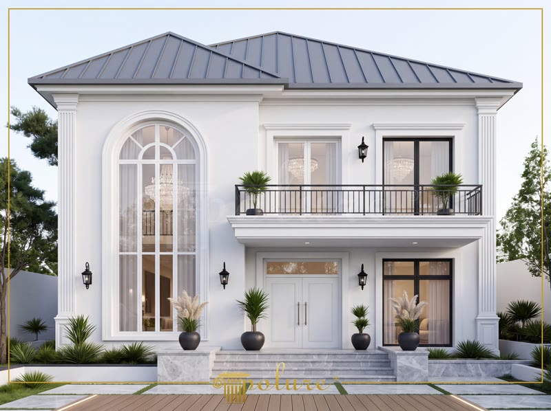 Tekirdağ'da poliüretan söve, kavisli kemer ve pilaster sütunlar ile dekore edilmiş beyaz klasik villa dış cephesi.