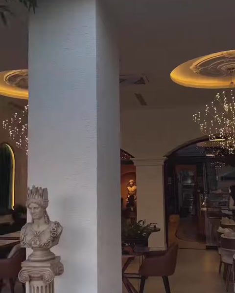 Dekoratif sütunlarla çevrelenen klasik tarzda tamamlanmış iç mekan