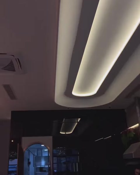 Dolaylı aydınlatmayla vurgulanan modern kartonpiyer ve tavan detayları