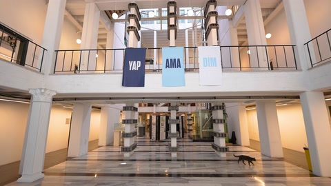 Etkinlik alanındaki dekoratif ürün yerleşimi üst kattan izleniyor