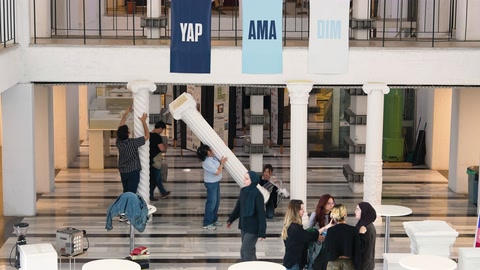 Büyük dekoratif sütun gövdesi sergi alanına taşınıyor