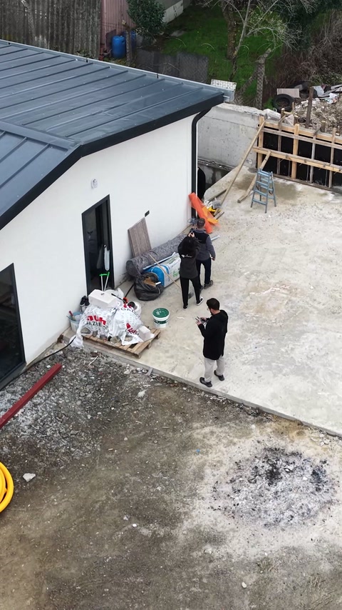 Yapının dış cephesi ve avludaki çalışma alanı yukarıdan izleniyor