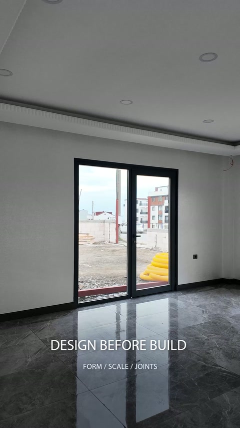 Boş salonun tavan, duvar ve geniş pencere düzeni görülüyor