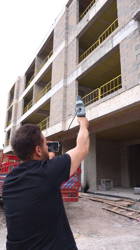 Çok katlı yapının cephesi el tipi cihazla taranıyor