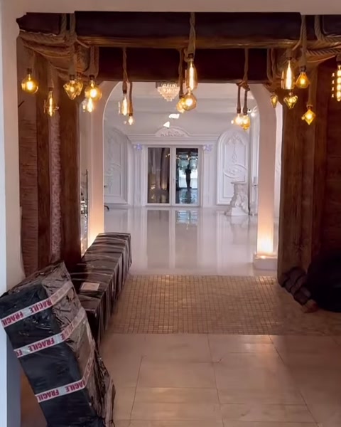 Ahşap kirişli bölümden dekoratif showroom salonuna genel bakış