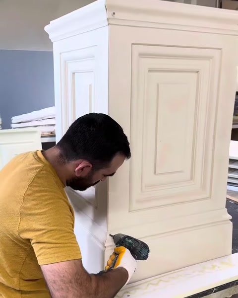 Pilaster sütun başlığı yüzeyinde zımpara ve düzeltme işlemi