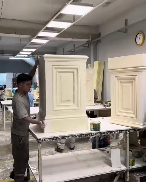 Üretim hattında hazırlanan sütun başlıkları sıra hâlinde bekliyor