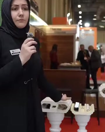 Sunucu, küpeşte başlıklarıyla birlikte küçük badastrol örneklerini tanıtıyor.