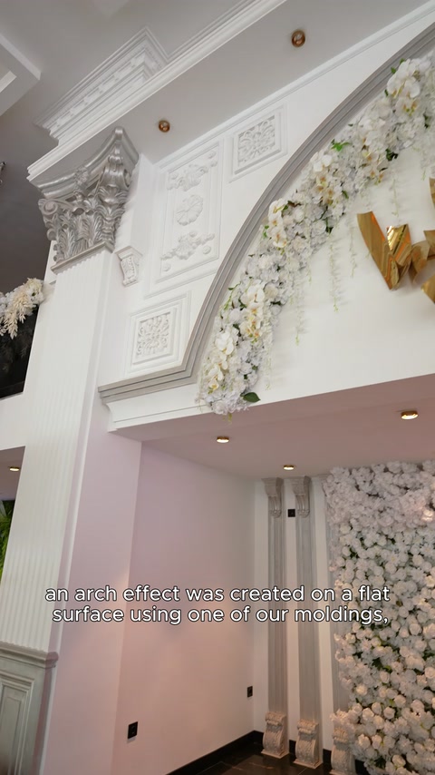 Kemer etkisi oluşturan profilli söve ve pilaster detayı görülüyor