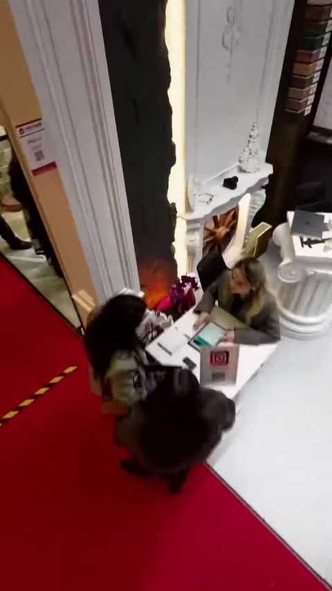Dekoratif sütunlar ve kaideler fuar standında üstten görülüyor