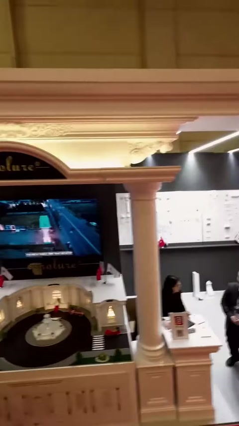 Klasik başlıklı sütunlar dekoratif giriş düzenini çevreliyor